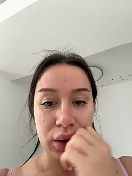 deliaroyal online show from September 25, 2025, 11:03 am