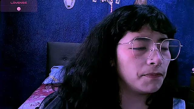 NinaYellow online show from September 12, 2025, 3:45 pm