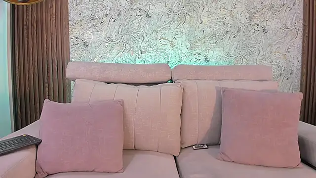 imkrystall online show from December 5, 2024, 9:39 pm