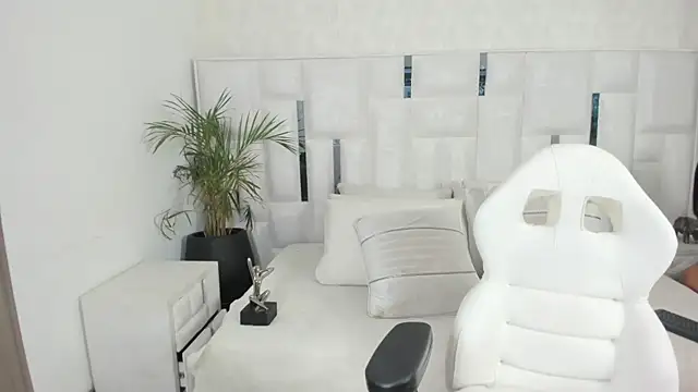 imkrystall online show from November 8, 2025, 9:02 pm