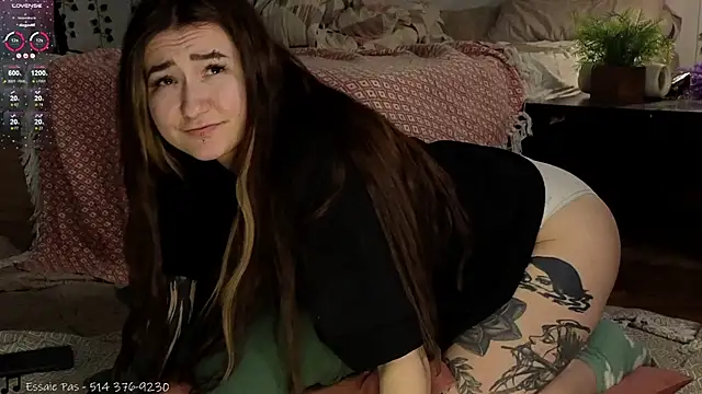 Snapshot of Megan__Hart chatting on December 22, 2024, 11:00 am Megan Hart online show from December 22, 2024, 11:00 am