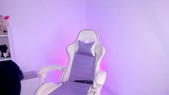 lili turner online show from April 15, 2026, 6:37 pm