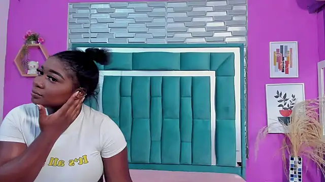 Snapshot of LORENSCOLLINS chatting on October 7, 2025, 12:57 pm LORENSCOLLINS online show from October 7, 2025, 12:57 pm