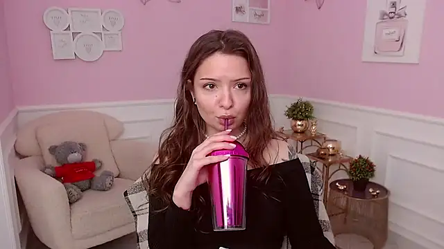 LucySkilar online show from March 31, 2026, 4:13 am