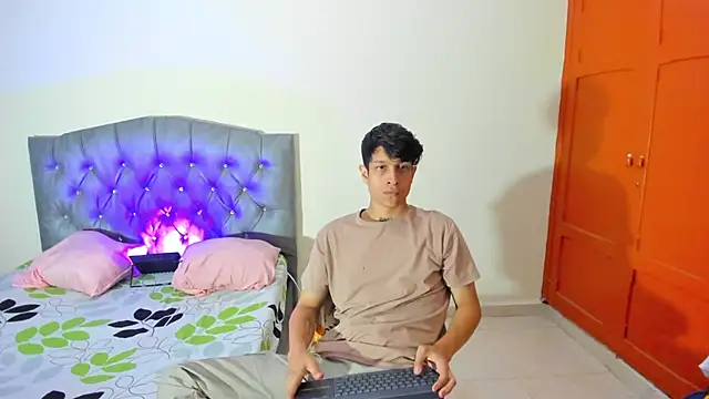 AgarEvans online show from October 10, 2025, 6:51 pm