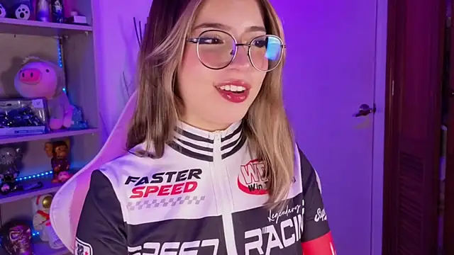 EmilyMiller  online show from April 16, 2026, 3:13 pm