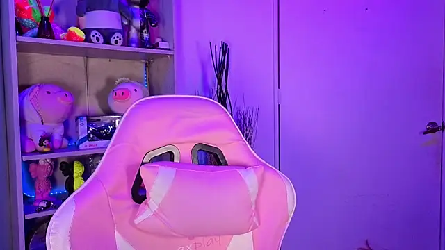 EmilyMiller  online show from April 21, 2026, 3:07 pm