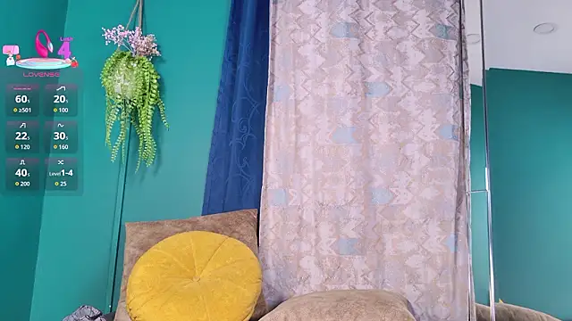 Layla 17 online show from April 1, 2026, 10:51 pm