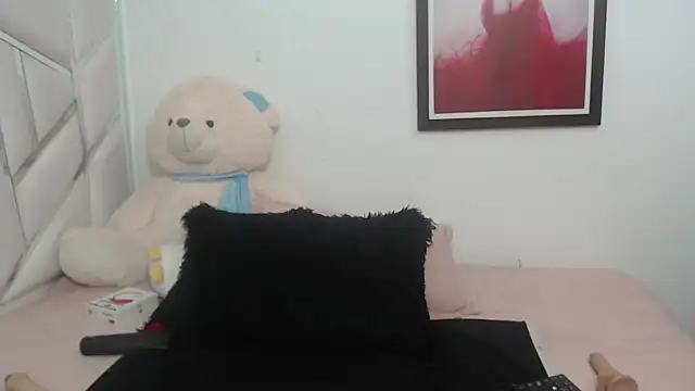 celestesouzalatin online show from January 6, 2025, 9:43 pm