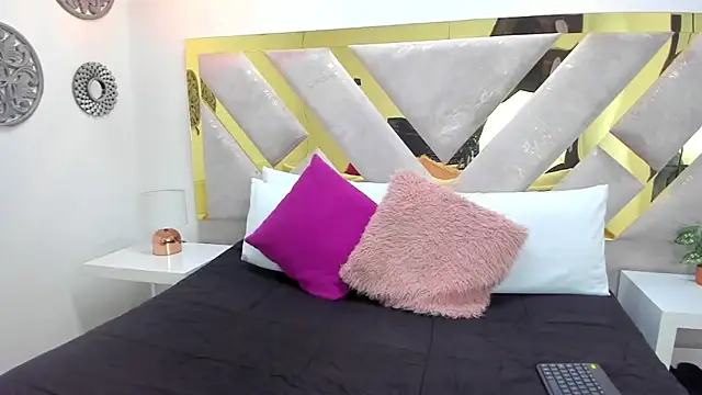 Oriana Guzman online show from February 17, 2025, 3:09 pm