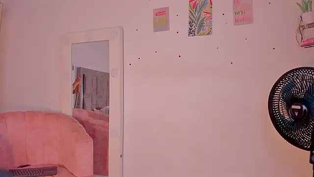 MirandaRoxx online show from March 4, 2026, 1:06 pm