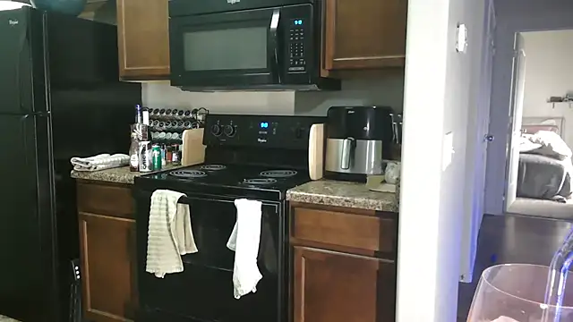 NatalieKneals online show from February 13, 2025, 4:11 am