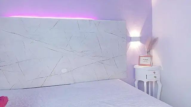 AbrilBrent online show from September 26, 2025, 8:02 pm