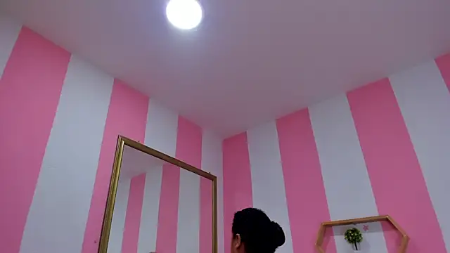 ISABELLA 020 online show from October 21, 2025, 1:34 pm