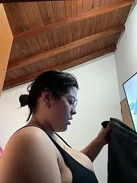 Kylie2211 online show from September 10, 2025, 4:29 pm