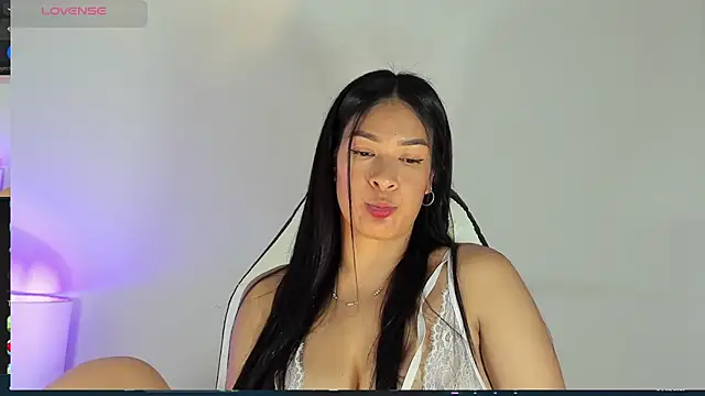 bella hadid1  online show from February 24, 2025, 6:26 pm