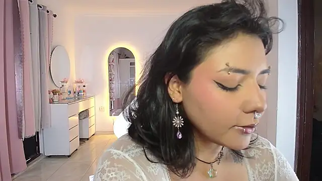 Evelynn online show from April 29, 2026, 8:48 pm
