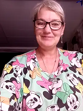 irinamaux online show from June 3, 2026, 6:16 am