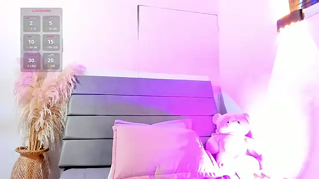 Julieta Coopeer  online show from April 19, 2026, 10:47 am