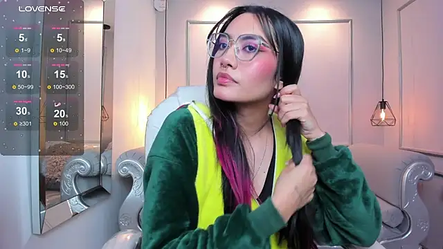 AzuraKindong online show from September 18, 2025, 7:49 pm