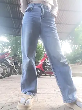 Snapshot of -Almira- chatting on November 21, 2025, 3:05 am -Almira- online show from November 21, 2025, 3:05 am