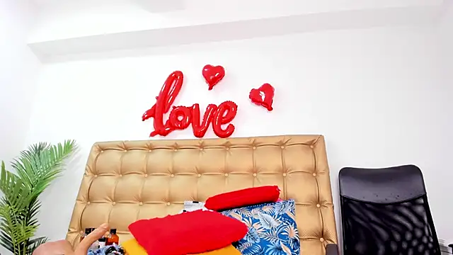 sophie-newton online show from March 1, 2025, 6:43 pm