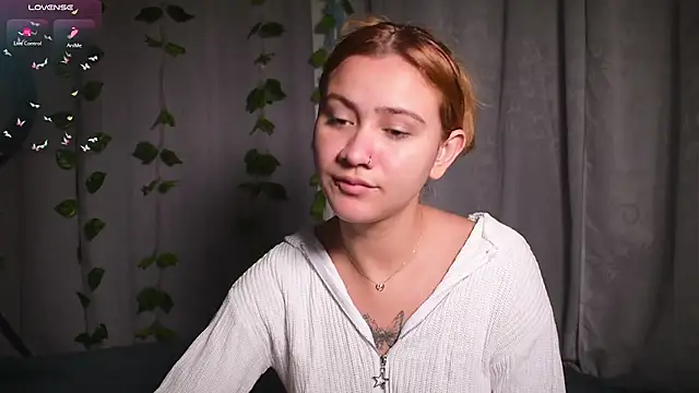 IsabellaFerreiraa online show from December 30, 2024, 1:47 pm