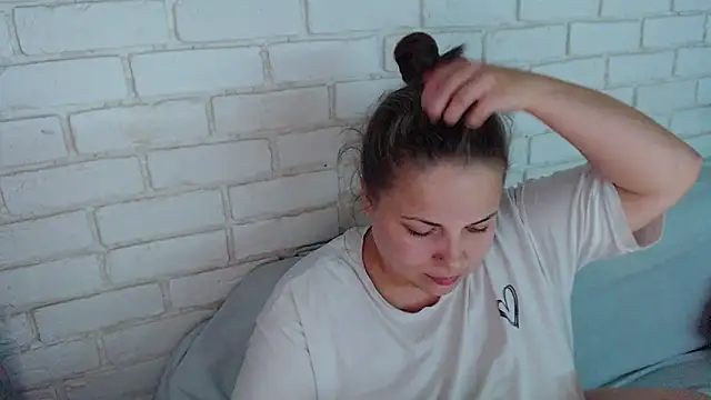 Crazyy girl  online show from October 26, 2025, 6:25 pm