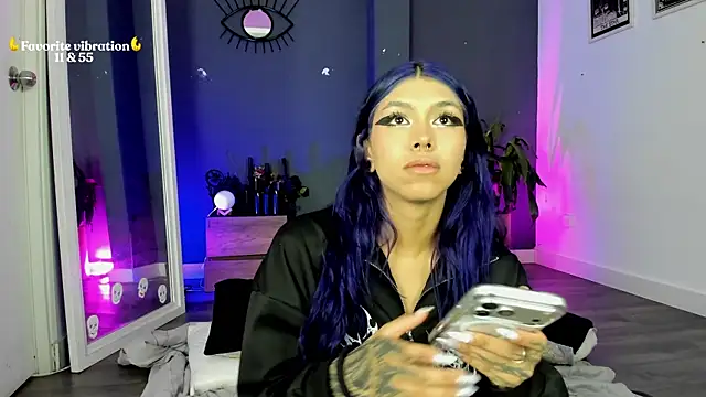 Snapshot of Raven_Witch_ chatting on May 4, 2026, 6:15 pm Raven Witch online show from May 4, 2026, 6:15 pm