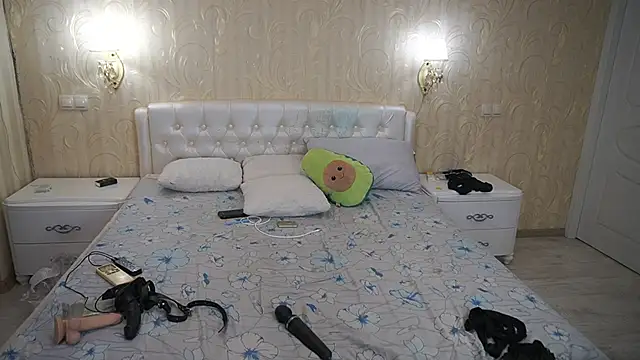 LunaaMayy online show from April 21, 2026, 1:42 am