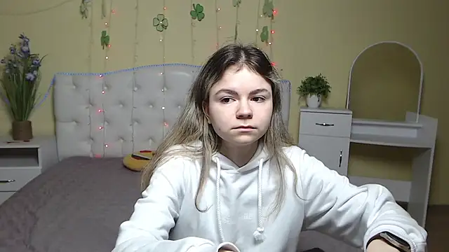 TinaRedly online show from March 22, 2025, 9:10 pm