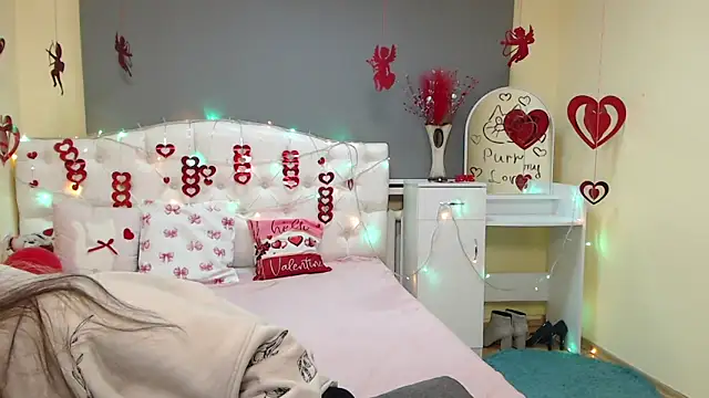 TinaRedly online show from February 4, 2026, 7:20 pm