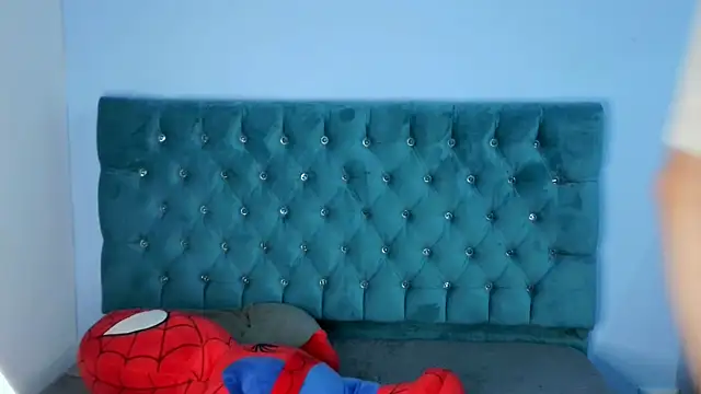  Thomas hot  online show from December 18, 2025, 3:23 am