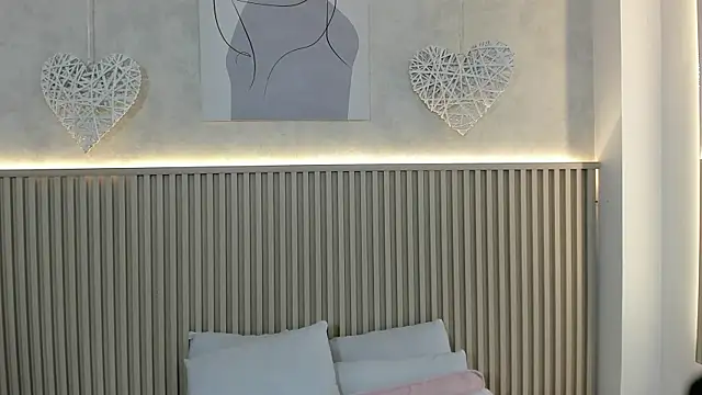 charlottebrowns  online show from April 23, 2026, 12:15 pm