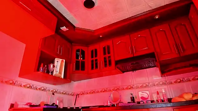 LaureenHills online show from February 25, 2025, 3:20 am