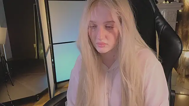 ELLIEJAY online show from June 7, 2026, 5:33 am