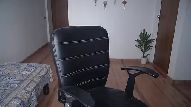 Suzie darling online show from April 28, 2026, 2:49 am