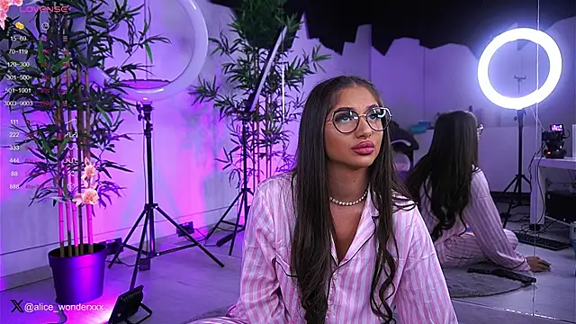 VanessaSimon online show from January 19, 2025, 6:42 am