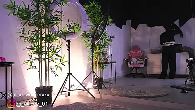 VanessaSimon online show from February 17, 2025, 6:42 am