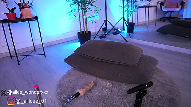 VanessaSimon online show from March 8, 2025, 10:11 am