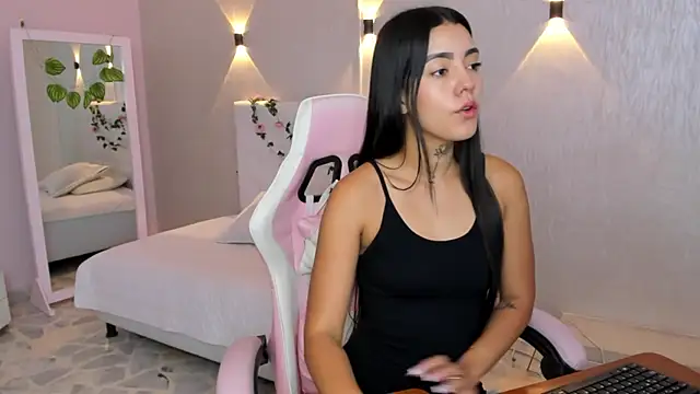 miagomezweb1 online show from February 27, 2025, 1:17 pm