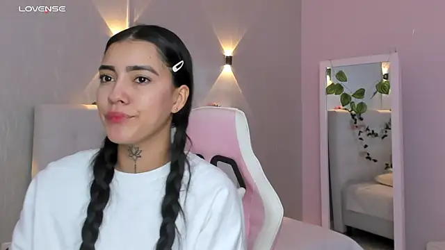 miagomezweb1 online show from March 14, 2025, 1:35 pm