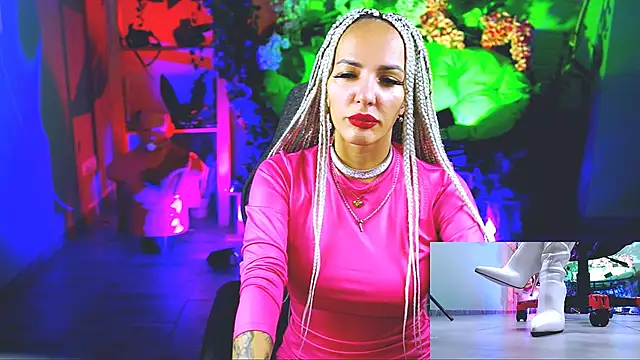 MonicaMaxwel online show from September 18, 2025, 11:12 am