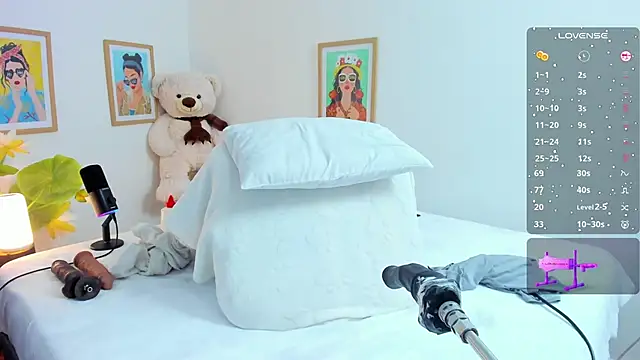 jasminnee  online show from October 2, 2025, 1:07 pm