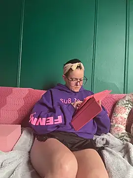 quinnmariexo online show from April 21, 2026, 6:23 pm