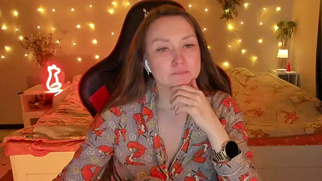 desperatehousewife   online show from July 6, 2026, 4:42 pm