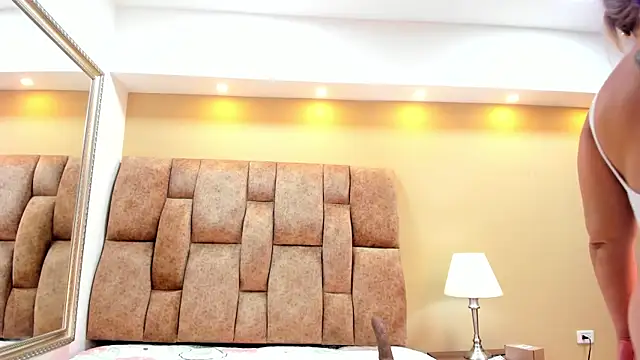 MiiaHot online show from November 8, 2025, 9:13 pm