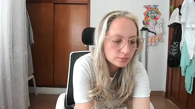 Adele johnsonn1 online show from November 6, 2025, 3:46 pm