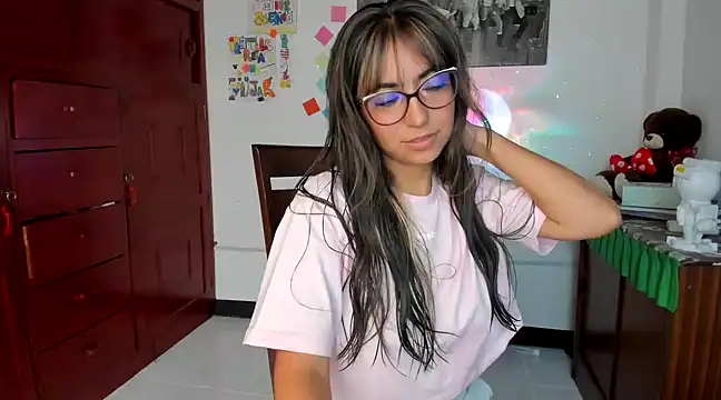 Isabellaa22 1 online show from February 5, 2025, 4:03 pm