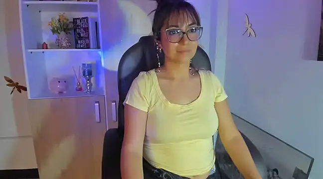 Isabellaa22 1 online show from March 19, 2025, 10:31 pm